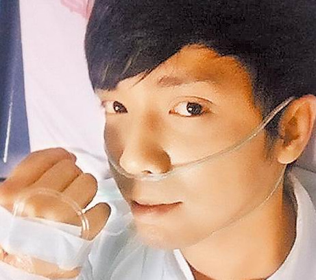 据台湾"苹果日报"报道,大炳病逝后,弟弟小炳扛家计,最近他到台中主持