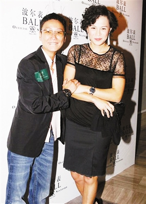 二名媛宣布结婚震惊香港社交圈手戴婚戒甜蜜蜜