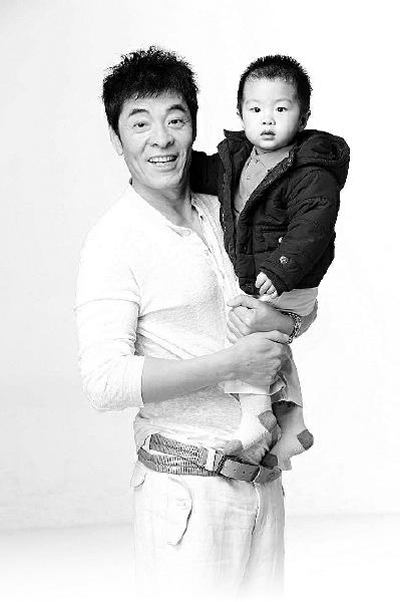 刘威老来得子被误认"爷爷" 见人先说:儿子叫叔叔