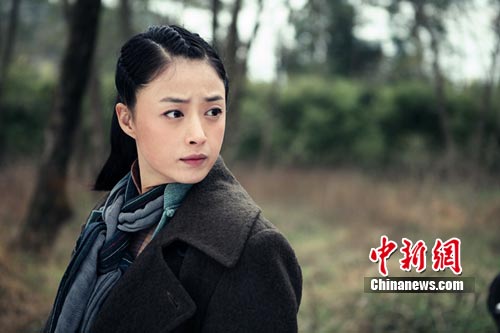 蒋欣拍《箭在弦上》拄拐上阵 被封"拼命三娘"