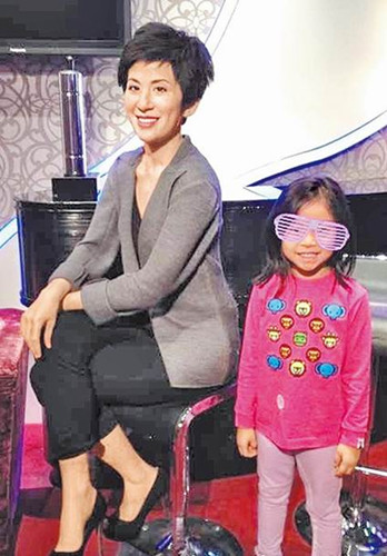 女儿与吴君如蜡像合照陈可辛:比真人好(图)