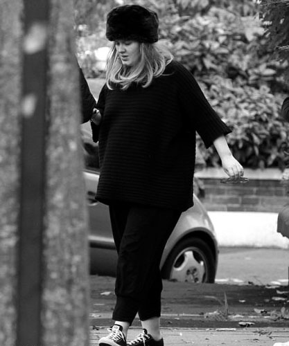 阿黛尔产子欣喜若狂发言人:我们暂且不发声明