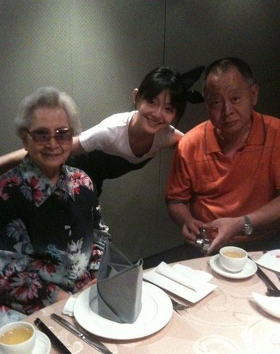 新闻中心 娱乐新闻  连日来,大小s的父亲徐坚生病住院的消息一直牵动