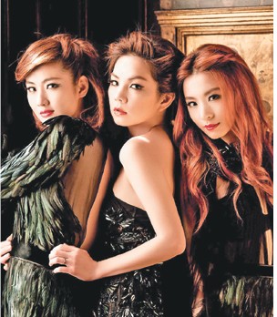 she古堡性感照曝光 露香肩美背红唇妩媚(图)