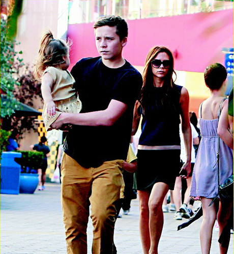 维多利亚带孩子现身美国长子抱妹妹温馨(图)