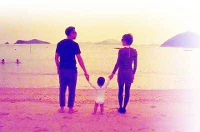 孙俪为爱子庆周岁 一家三口海边背影照曝光(图)