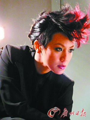 新闻中心 娱乐新闻   歌手何韵诗10日公开自己的"同性恋"身份.