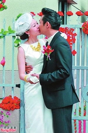 50岁杜德伟与娶娇妻刚接到新娘立即热吻(图)