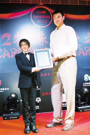 刘谦姚明合照身高相差大刘谦仰望画面太搞笑(图)