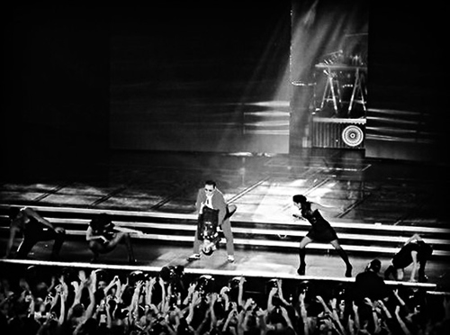 鸟叔与麦当娜同台跳骑马舞当场把女方抱起来