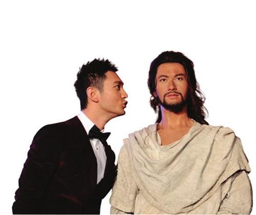 黄晓明与自己蜡像合影好奇看“对方”撅嘴卖萌(图)