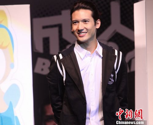 《成人记》将播 众"蕉男"与辣妹大跳脱衣舞(图)(2)