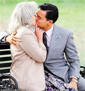 莱昂纳多热吻66岁的前“邦女郎”两人嘴对嘴(图)