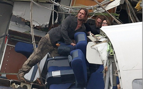 《僵尸世界大战》片场曝光皮特满脸鲜血开打