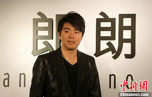 郎朗称与父亲"合体"30年 谈钢琴家竞争:很残忍