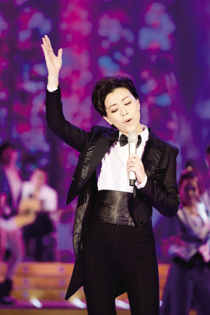 杨澜"中性照"曝光 穿燕尾服首秀英文歌舞(图)