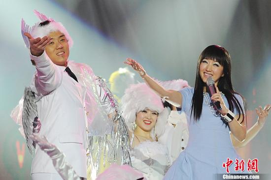 杨钰莹晒与刘德华合影 赞华仔是"艺术家"(图)(6)