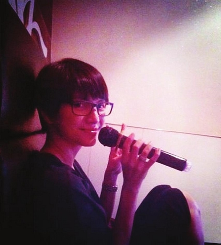 李心洁为练歌变“麦霸”:一人唱六小时唱到虚脱