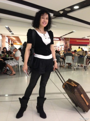 刘晓庆黑白配装扮干练十足微博泄露行踪(图)