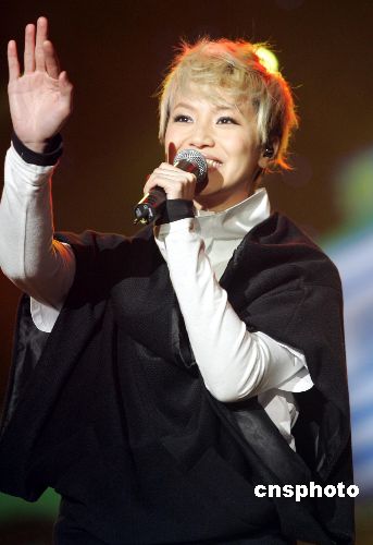 何韵诗拒谈同性绯闻女友 安慰容祖儿爱猫离世