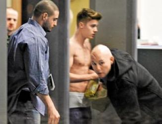 贾斯汀比伯接受安检半裸露内裤清晨飙车遭投诉