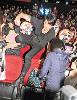 ����ΪŮ��˿�����±�������λ�Ӧ�����Ǻ�ɫ