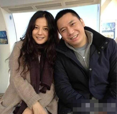 赵薇与老公游玩照曝光 圆脸似发福夫妻相足(图)(3)