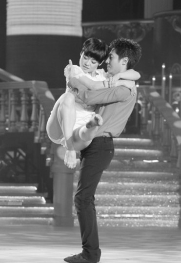 撒贝宁紧搂丰满女舞伴跳热舞身材削瘦吃不消(图)