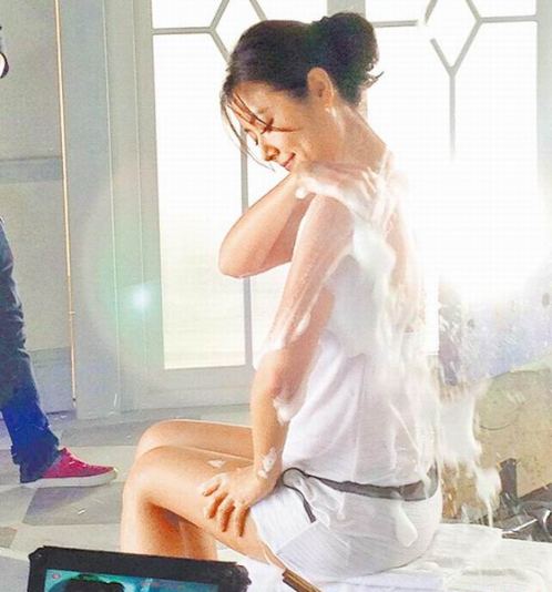 林心如湿身拍沐浴广告 只露肩下10公分(组图)(2)