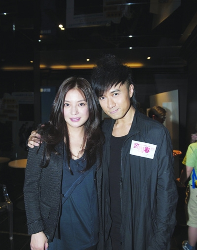 赵薇自称对形象不满意 来港拥抱老友古巨基(图)