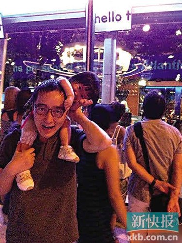 赵子琪晒老公女儿照片小宝贝顽皮骑爸爸肩头(图)