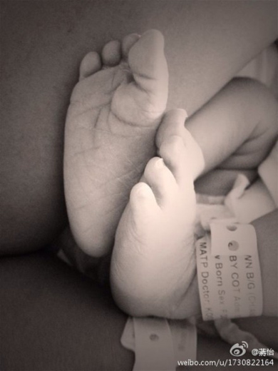 艺人蒋怡产女娃秀女儿小脚丫(图)