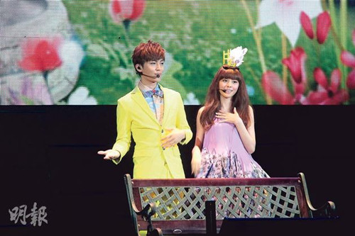 �����������Ů��Ц��£�첻����ԳԴ׾���Ϸ