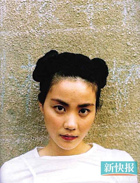 王菲1997年写真曝光 绑搞怪发髻(图)
