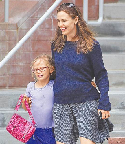 ղ�ݸ�•����Я��Ů��ָ���¡��������ϲ��ͼ��