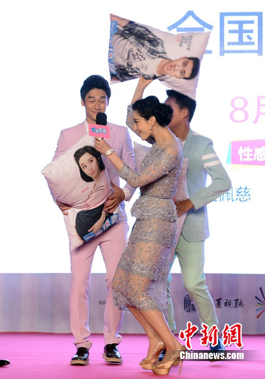 范冰冰豪放亲吻女导演胸部:比我想象中丰满(图)(8)