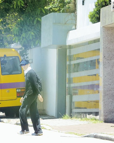 周润发一身黑衣晨练秘密开拍《赌城风云》(图)