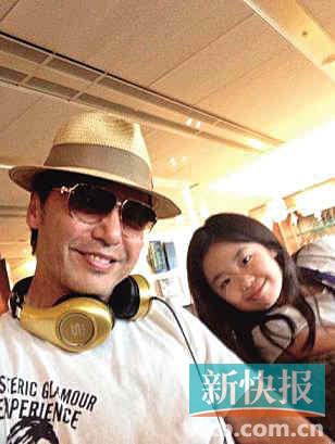 钟镇涛晒女儿照片钟懿人小鬼大摆女神范儿(图)