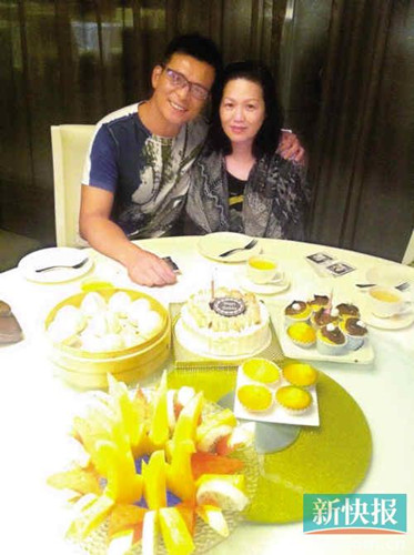 黄日华为爱妻庆53岁生日手揽妻子浓情蜜意(图)