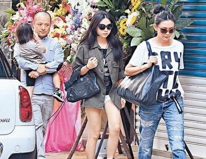 邱淑贞携家人外出照曝光与大女儿同行似姐妹(图)