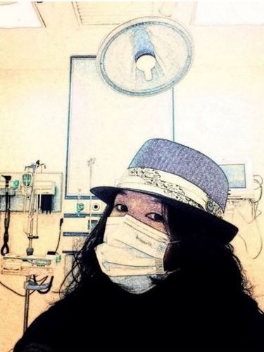 章子怡晒打点滴照戴帽子口罩就医(图)