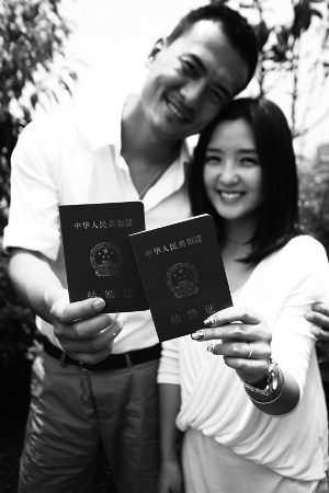 何洁公布婚讯计划九月举行婚礼(图)