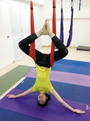 李嘉欣空中瑜珈秀一字马和倒立 舒淇称也要试(图)