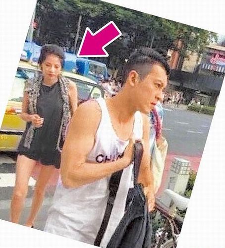 �¹�ϣ§Ů�ѹ���Ϧ���İڳ���Ѹ���뿪��ͼ��