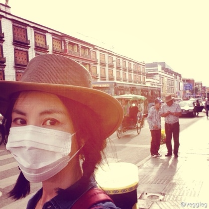 王菲游西藏绑辫子戴口罩网友夸其很美(图)