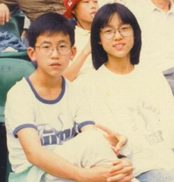 范玮琪晒中学旧照近视1050度自认丑小鸭(图)