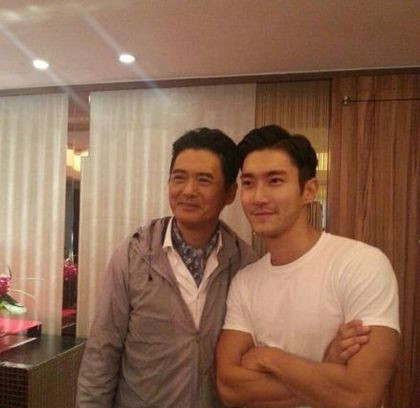 SuperJunior始源酒店遇周润发拍照留念(图)