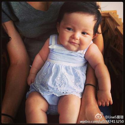 吴彦祖爱妻晒女儿靓照穿新衣模样成熟(图)