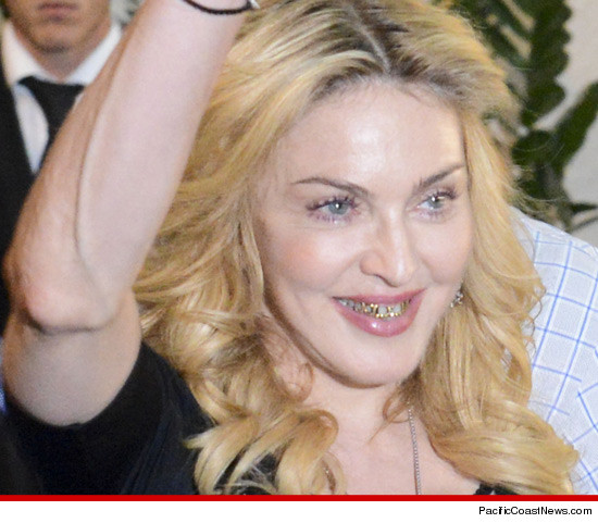 麦当娜身着黑装戴大金牙 女王范儿十足(图)