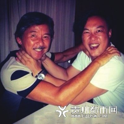 陈奕迅晒与林子祥合影二人摆互掐姿势